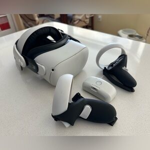 Oculus VR Headset with Controllers - White and Black